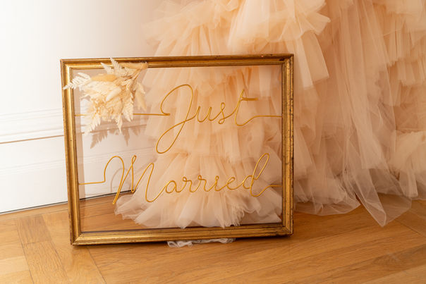 Broderie saphir et nœud sur bustier de mariée
