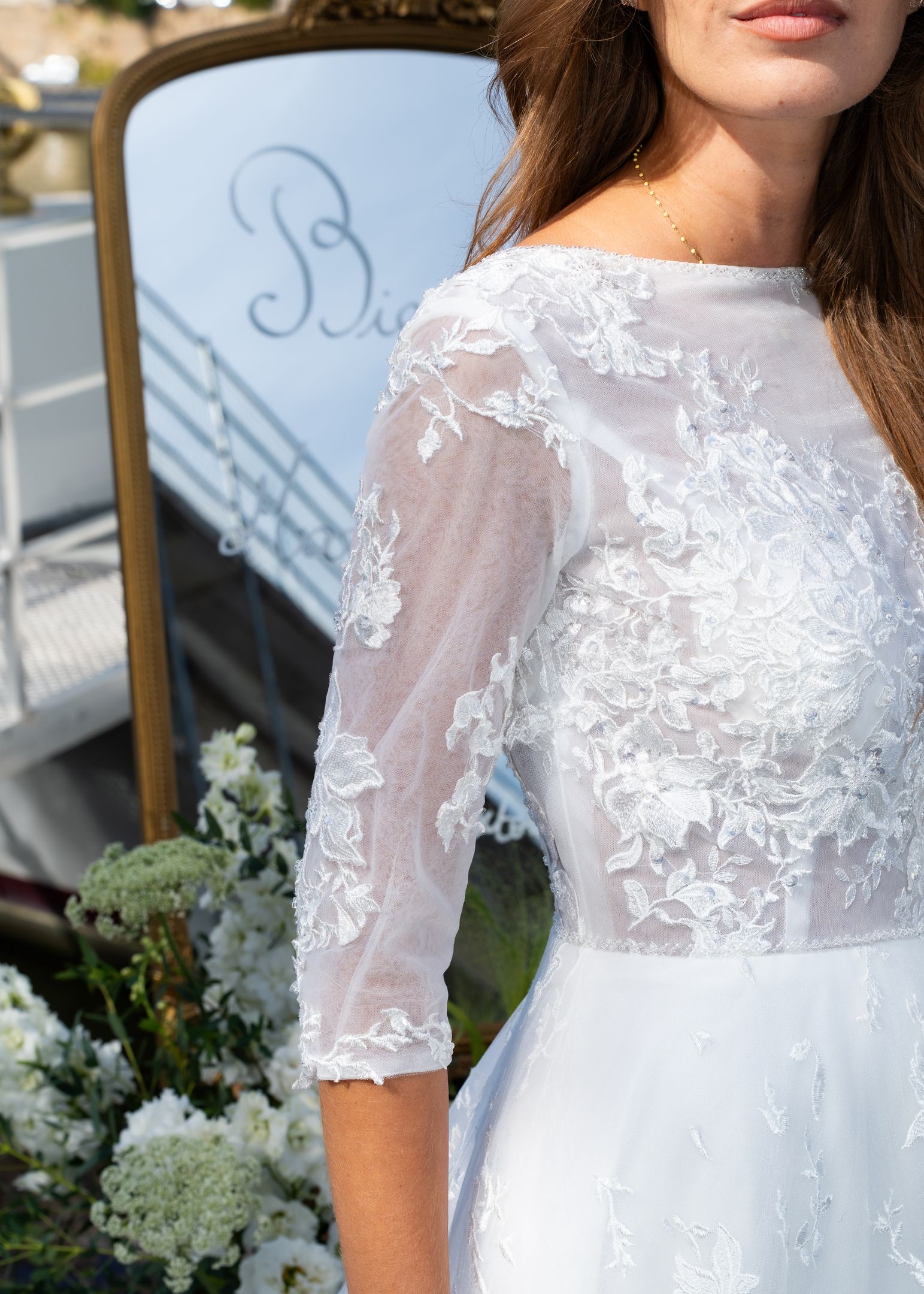 Mariée bras ouverts sur les quais