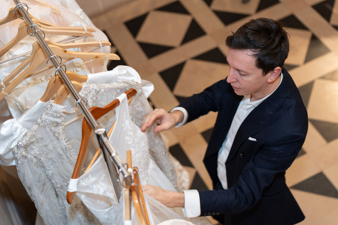 Essayage d'une robe de mariée en dentelle