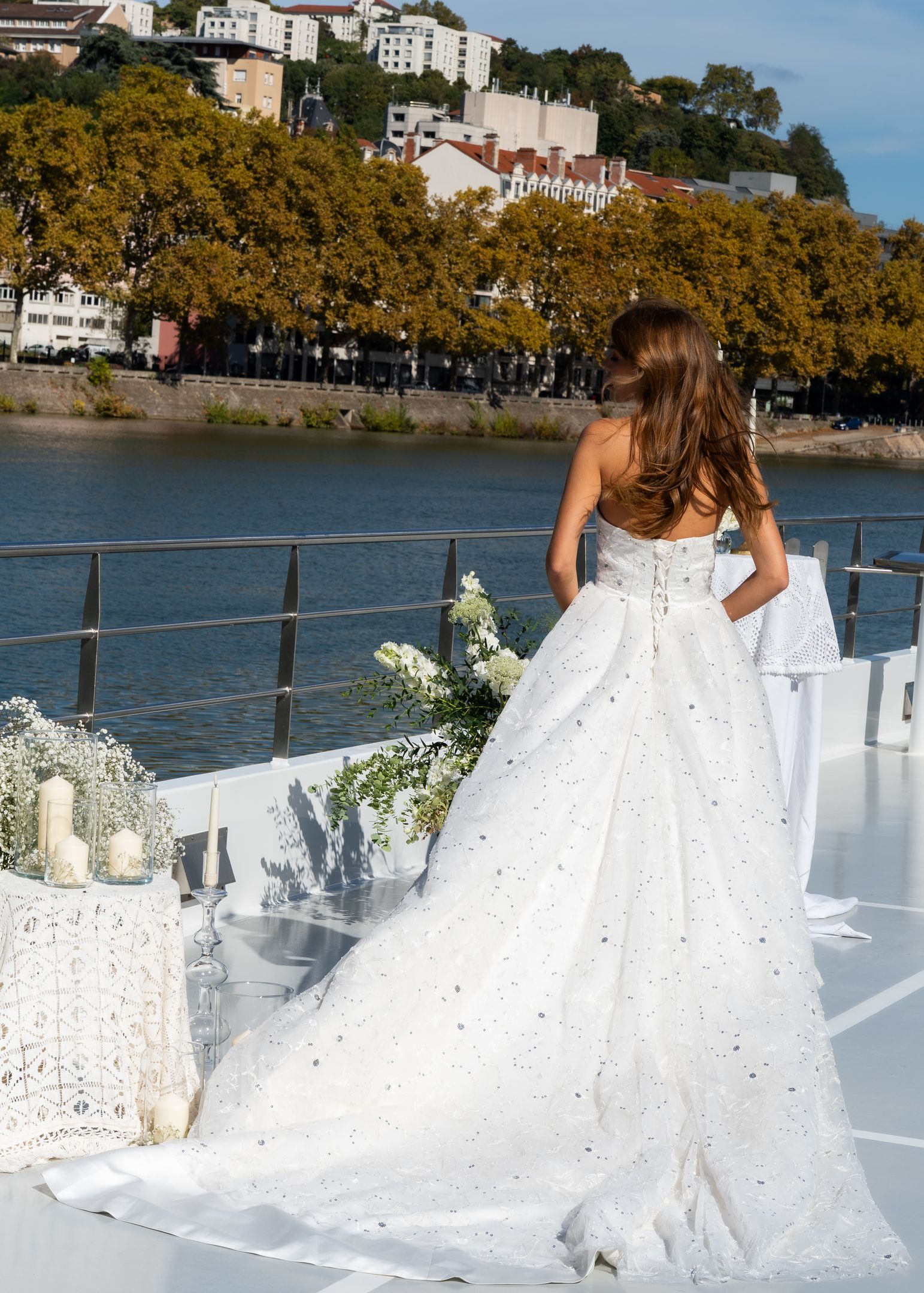 Robe de mariée sur-mesure Morgan Kirch sur les quais de Lyon