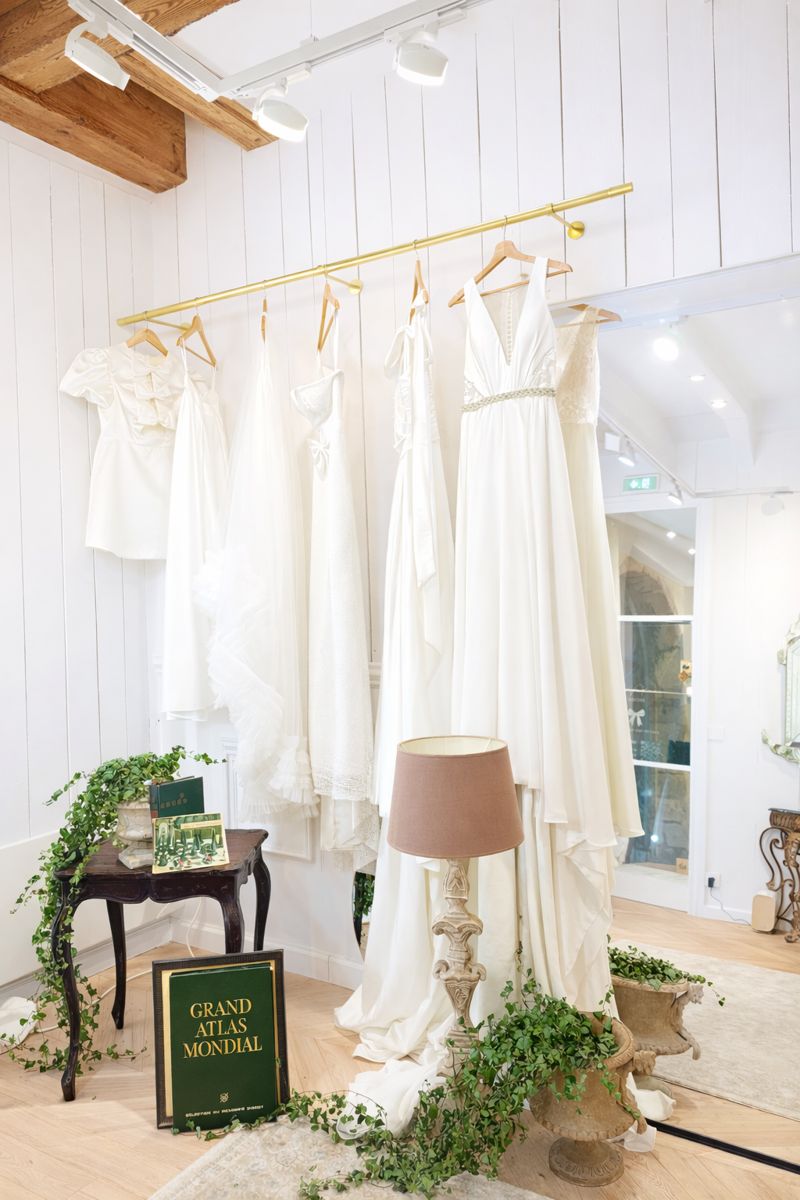 Collection de robes blanches dans le showroom